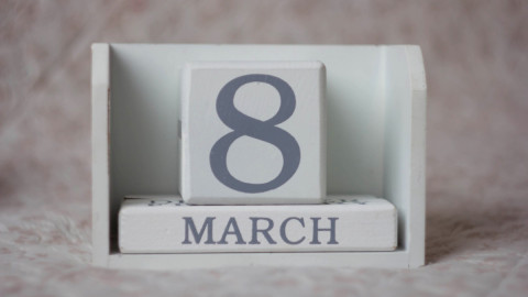 Табличка с надписью даты