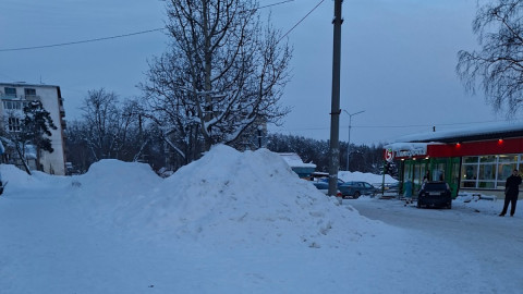 куча снега на улице