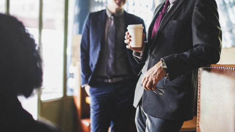 Люди в костюмах общаются