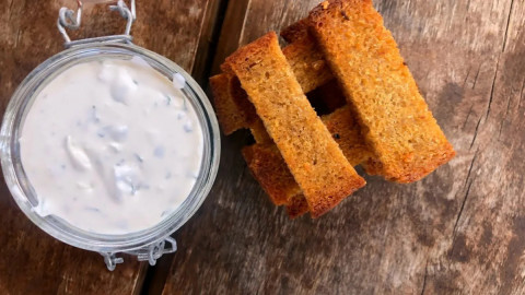 Соус и гренки