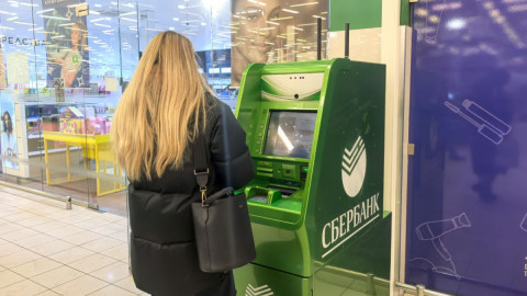 Женщина перед банкоматом