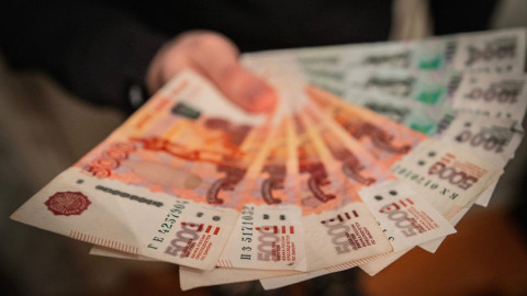 Человек держит деньги