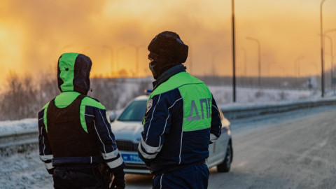 Сотрудники ГАИ на трассе