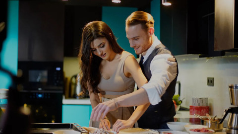 Мужчина и женщина на кухне