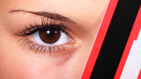 Женщина с банковской картой