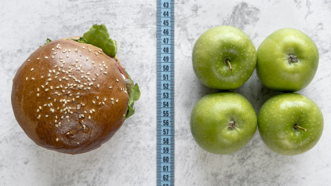 яблоки бургер и мерная лента