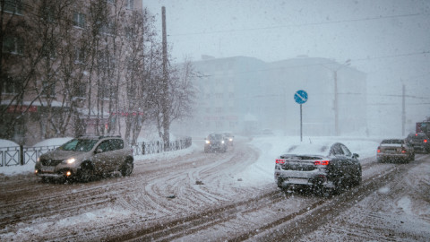 Автомобили едут в метель