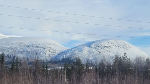 Стоящие в снегу гору