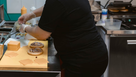 Женщина готовит фастфуд