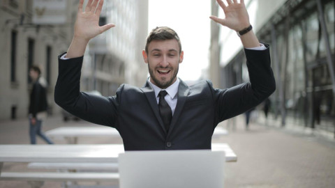 Мужчина поднял руки