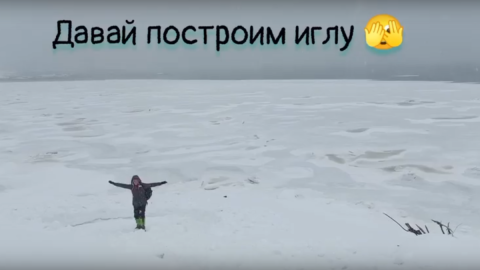 Девушка в снежных сугробах