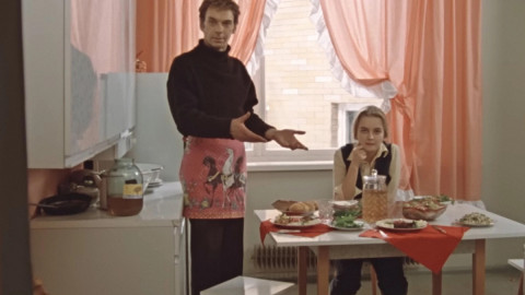 Мужчина и женщина на кухне