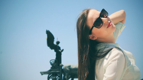 Женщина на фоне памятника