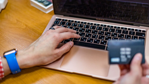 Мужчина держит карту