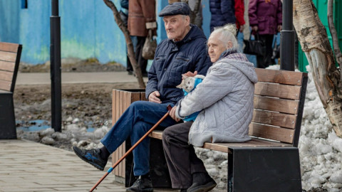 Пара пенсионеров сидит на лавке