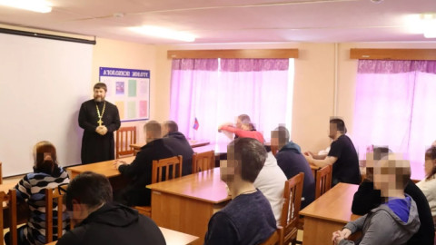 священник проводит беседу с людьми