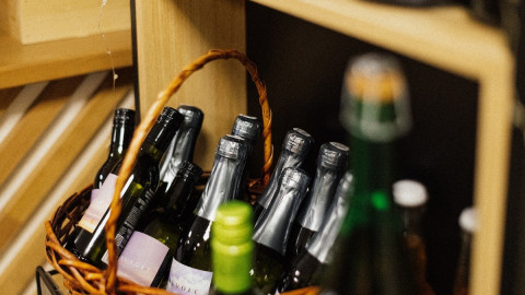 плетеная корзина с алкоголем