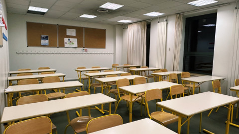 Пустые парты в классе