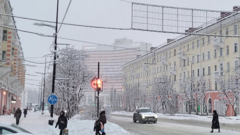 люди идут по Мурманску зимой
