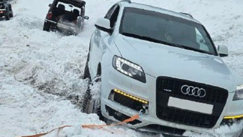 машина в кювете после аварии