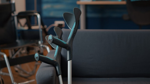 костыли возле дивана