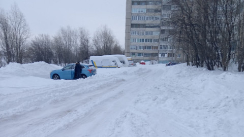 нечищеный двор зимой