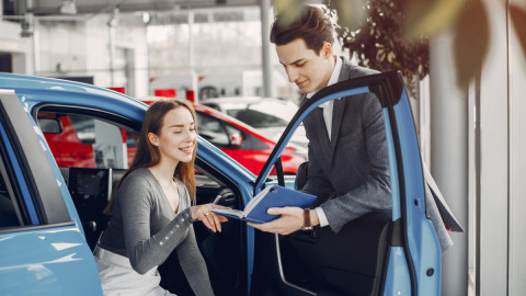 Мужчина и женщина возле автомобиля