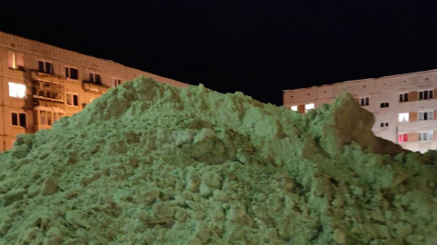 сугроб возле многоэтажного дома