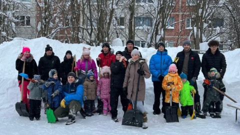 Уборка городских и дворовых территорий продолжается