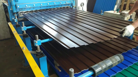 Человек держит профнастил