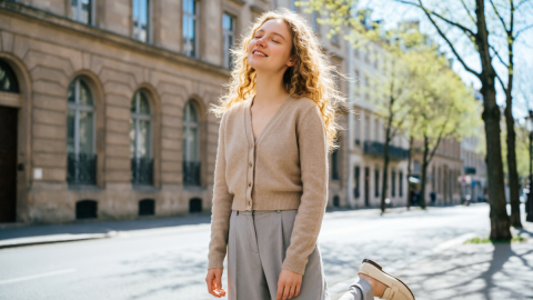 Девушка зажмурилась в городе