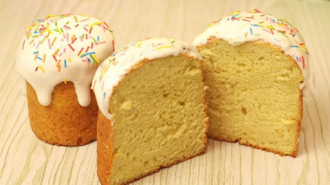 куличи на тарелке