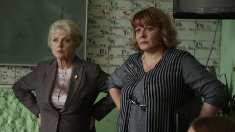 Две женщины на фоне доски