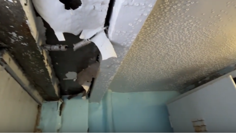 Вода капает с потолка