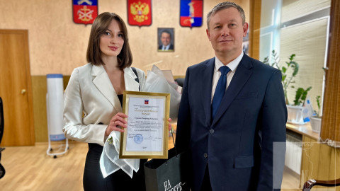 Мэр вручил девушке букет цветов и подарок