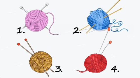 четыре клубка со спицами