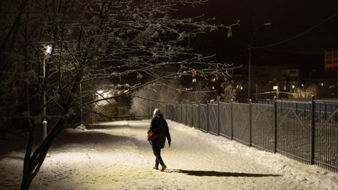 Девушка идет по улице