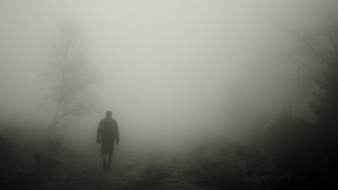 Фигура мужчины в тумане