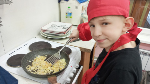 Ребенок со сковородой