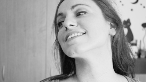 Женщина улыбается