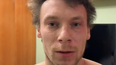 Фото подозреваемого в отделении полиции