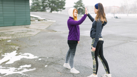 Две девушки планируют начать пробежку