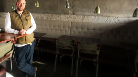 Красивый мужчина, гордый собой