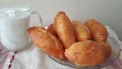 Вкусные пирожки на столе