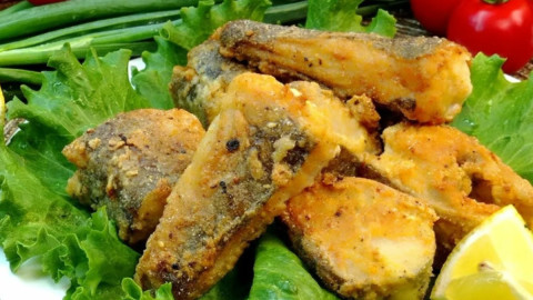 жареная рыба на листе салата