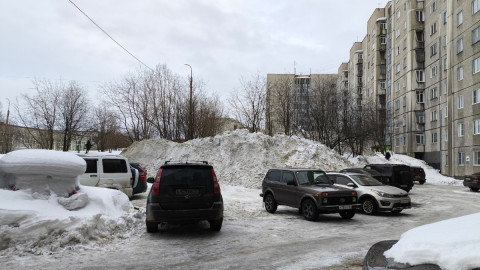 Кучи снега во дворе Мурманска