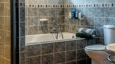 Ванная комната с чистым унитазом