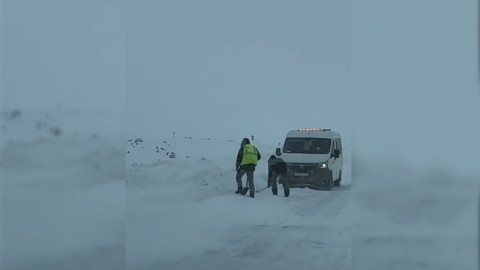 Дорогу в Териберку чистят лопатами