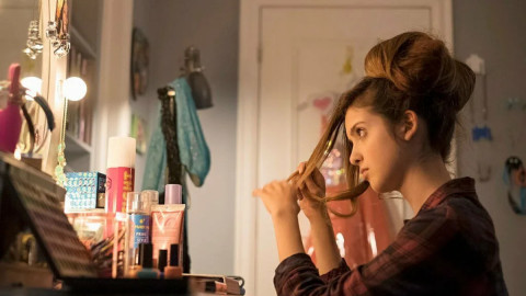 Девушка перед зеркалом