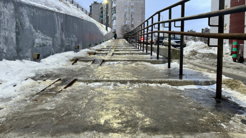 При подъеме и спуске по лестнице следует держаться за перила